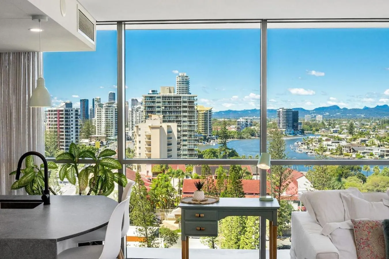 Lovely 1 Bed Apartment With Stunning Views Pool Gold Coast