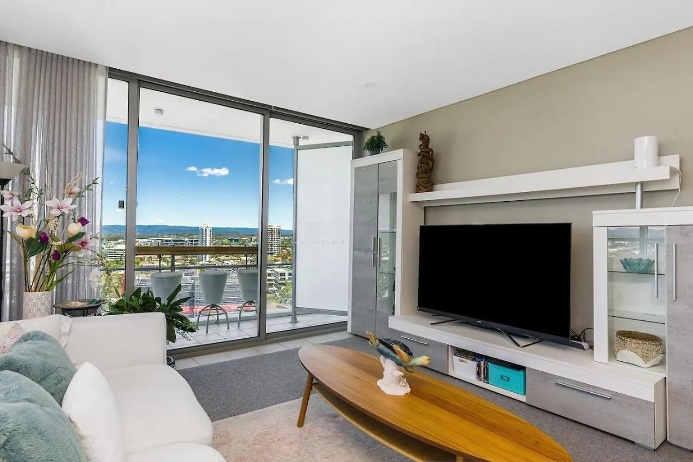 Lovely 1 Bed Apartment With Stunning Views Pool Gold Coast