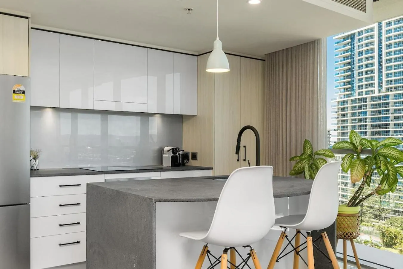 Lovely 1 Bed Apartment With Stunning Views Pool Gold Coast