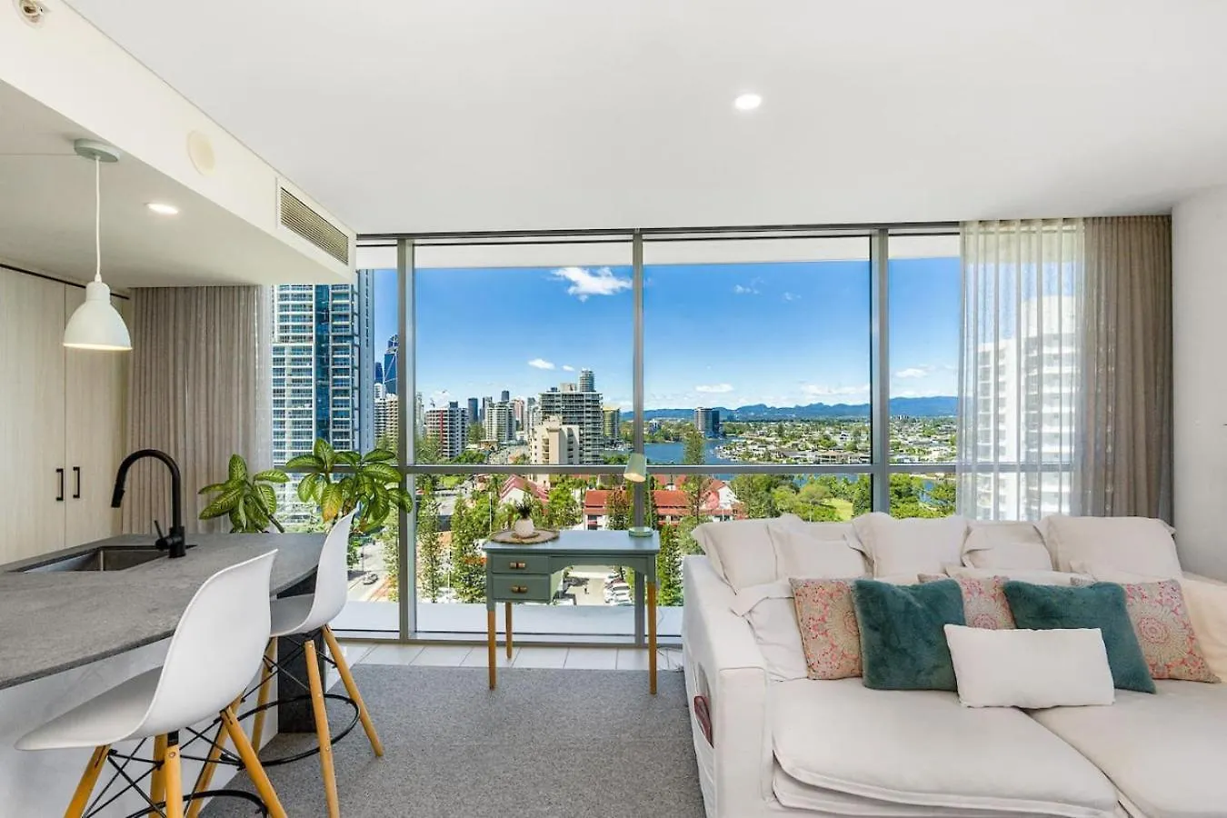 Lovely 1 Bed Apartment With Stunning Views Pool Gold Coast