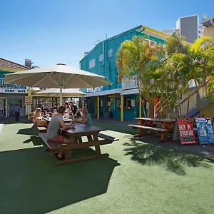  Hostel Backpackers In Paradise Under 45's
